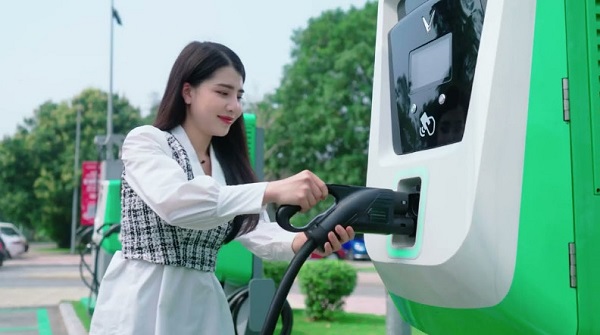 sạc pin xe điện vinfast